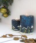 Dwa drewniane świeczniki - Miasteczko śniegiem zasypane