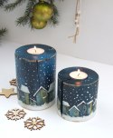 Dwa drewniane świeczniki - Miasteczko śniegiem zasypane