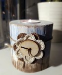 Świecznik - drewniany, z szydełkowym kwiatkiem
