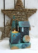 Świecznik z domkiem i choinkami - świąteczne dekoracje