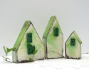 3 drewniane domki w wiosennych kolorach