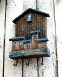Drewniany wieszak w kształcie domku