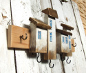 Drewniany wieszaczek na klucze - białe domki