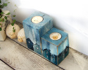 Granatowo-niebieskie świeczniki z malowanymi domkami