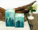 Turkusowo-zielone świeczniki z malowanymi domkami