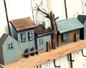 Ulica Spokojna - drewniany wieszak z szarymi domkami