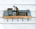 Ulica Spokojna - drewniany wieszak z szarymi domkami