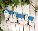 Drewniany wieszak z domkami, biało-niebieski