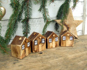 Małe drewniane domki do świątecznej dekoracji - brązowe
