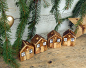 Małe drewniane domki do świątecznej dekoracji - brązowe