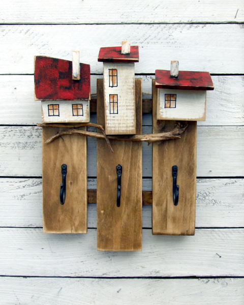 Drewniany wieszak na ubrania - domki z czerwonymi daszkami